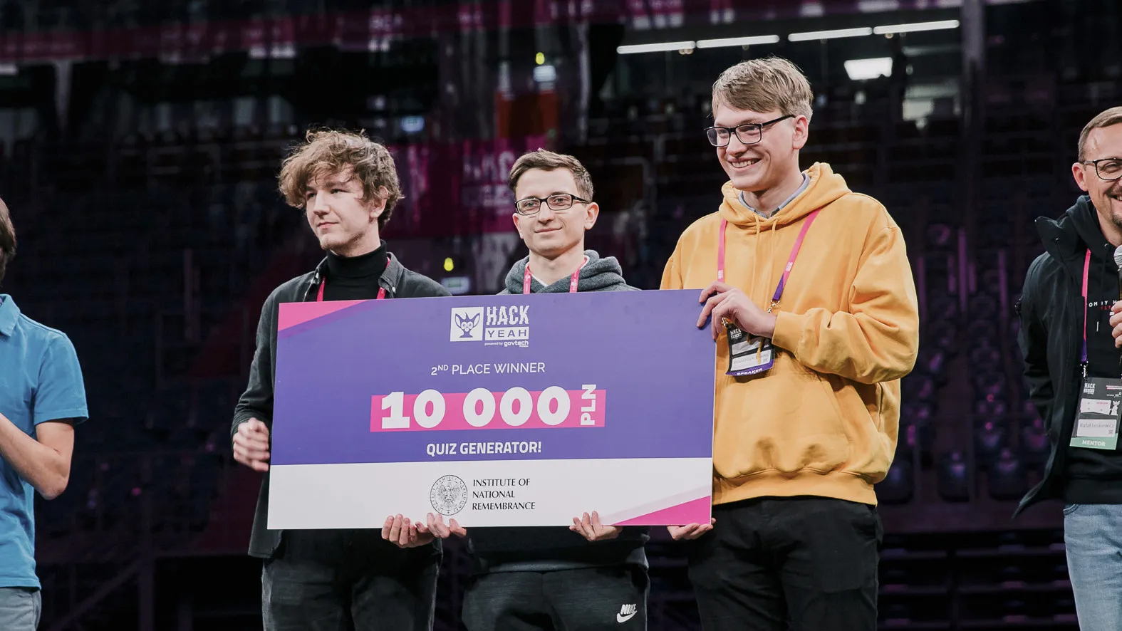 Bartosz Gotowski with coworkers holding 10 000 PLN prize for winning the hackathon